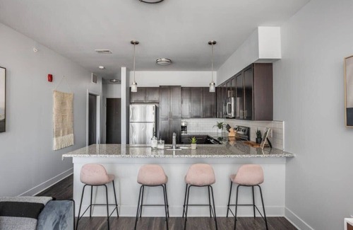 Indianapolis Apartamento | CozySuites 2BR Modern Apt near the Fashion Mall