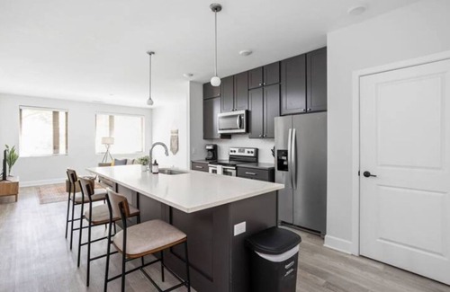 Meridian-Kessler Apartamento | CozySuites at Meridian Kessler