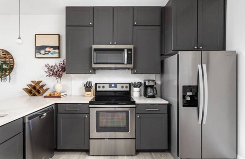 Meridian-Kessler Apartamento | CozySuites at Meridian Kessler