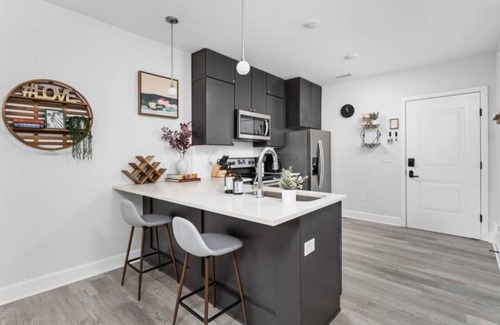 Meridian-Kessler Apartamento | CozySuites at Meridian Kessler