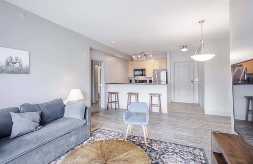 Central Business District Apartamento | CozySuites at the Banks gym, pool 11