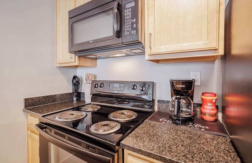 Central Business District Apartamento | CozySuites at the Banks gym, pool 11