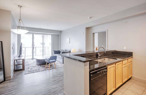 Central Business District Apartamento | CozySuites at the Banks gym, pool 11