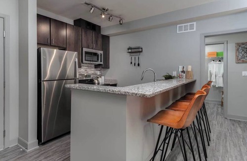 Central Business District Apartamento | CozySuites at the Banks gym, pool 12