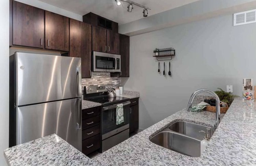 Central Business District Apartamento | CozySuites at the Banks gym, pool 12
