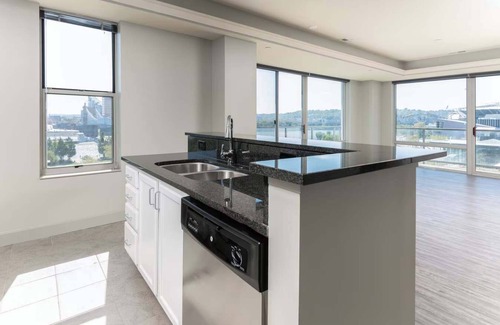 Central Business District Apartamento | CozySuites at the Banks gym, pool 12