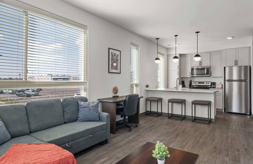 Indianapolis Apartamento | CozySuites Ayr | parking, pool, gym #04