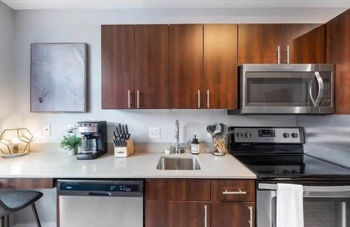 Lower Lawrenceville Apartamento | CozySuites Boutique SDO, Lawrenceville