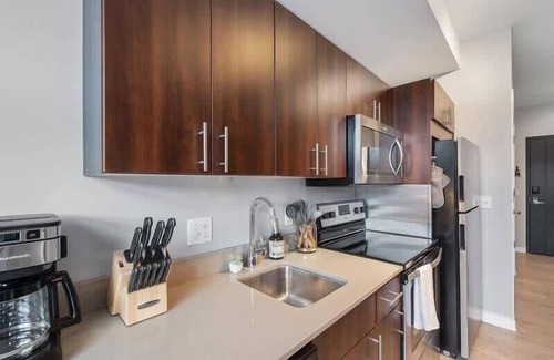 Lower Lawrenceville Apartamento | CozySuites Boutique SDO, Lawrenceville