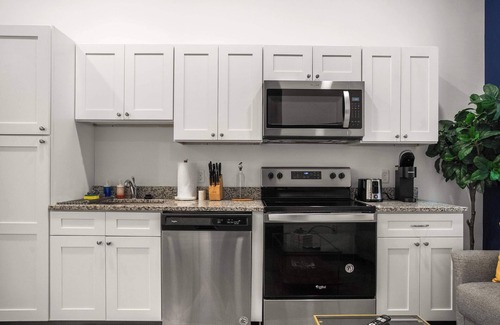 Cultural District Apartamento | CozySuites Chic 1BR in Downtown Pitts #6