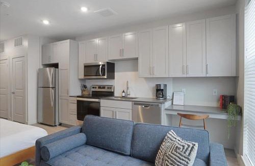 Lower Lawrenceville Apartamento | CozySuites Dream SDO, Lawrenceville