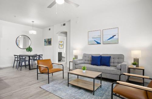 Glendale Sports and Entertainment District Apartamento | CozySuites Glendale by the stadium with pool 12