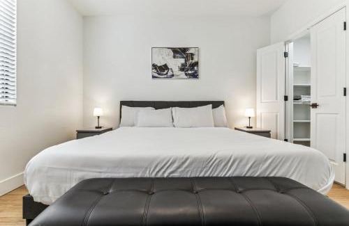 Glendale Sports and Entertainment District Apartamento | CozySuites Glendale by the stadium with pool 21
