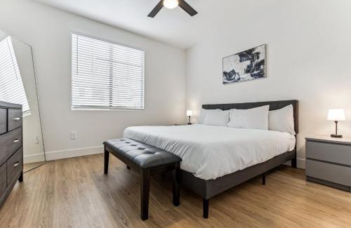 Glendale Sports and Entertainment District Apartamento | CozySuites Glendale by the stadium with pool 21
