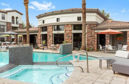 Glendale Sports and Entertainment District Apartamento | CozySuites Glendale by the stadium with pool 02