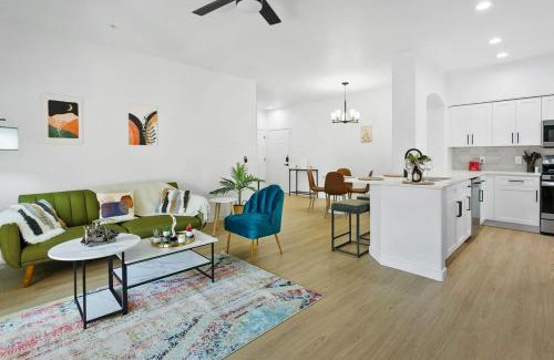 Glendale Sports and Entertainment District Apartamento | CozySuites Glendale by the stadium with pool 02