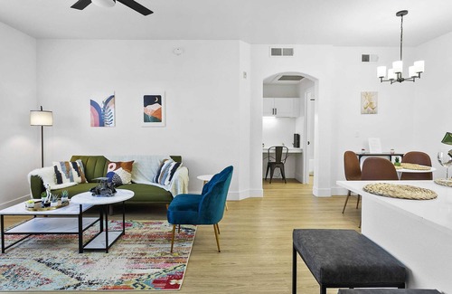 Glendale Sports and Entertainment District Apartamento | CozySuites Glendale by the stadium with pool 05