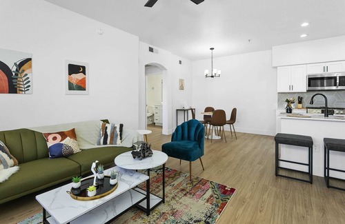 Glendale Sports and Entertainment District Apartamento | CozySuites Glendale by the stadium with pool 05