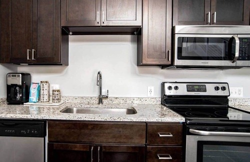 Cole-Noble District Apartamento | CozySuites l 2BR, Monument Circle, Indy