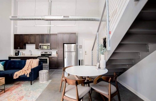 Cole-Noble District Apartamento | CozySuites l 2BR, Monument Circle, Indy