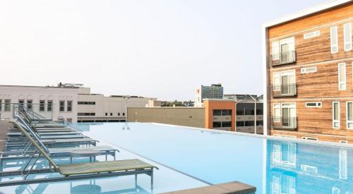 Cole-Noble District Apartamento | CozySuites l Bold 1BR, Monument Circle, Indy