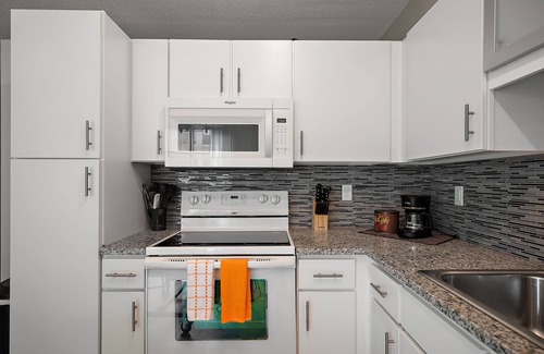 Mill District Apartamento | CozySuites Mill District with pool, gym #13
