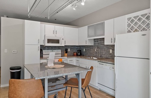 Mill District Apartamento | CozySuites Mill District with pool, gym #13