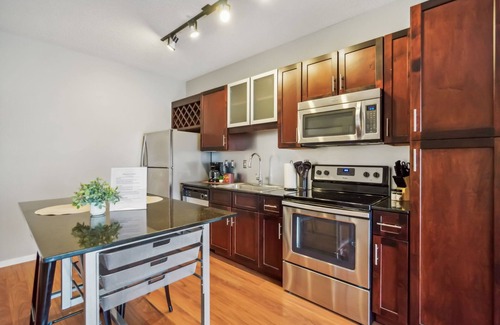 Mill District Apartamento | CozySuites Mill District with pool, gym # 10