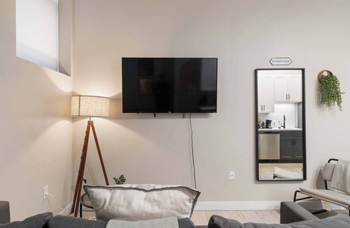Downtown Cincinnati Apartamento | CozySuites Modern 1BR | OTR District #03