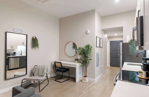 Downtown Cincinnati Apartamento | CozySuites Modern 1BR | OTR District #03