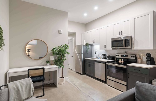 Downtown Cincinnati Apartamento | CozySuites Modern 1BR | OTR District #03