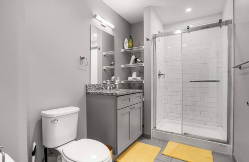 Strip District Apartamento | CozySuites Modern 1BR in Downtown Pitts #3