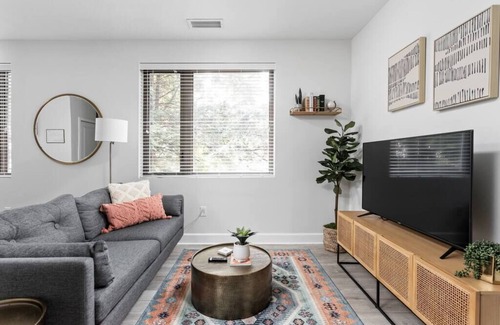 Meridian-Kessler Apartamento | CozySuites | Modern Studio steps from Broad Ripple