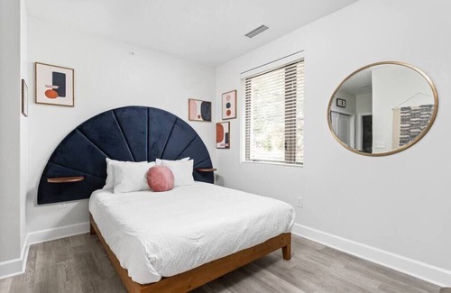 Meridian-Kessler Apartamento | CozySuites | Modern Studio steps from Broad Ripple