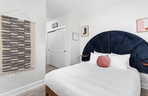 Meridian-Kessler Apartamento | CozySuites | Modern Studio steps from Broad Ripple
