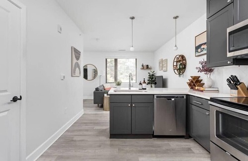 Meridian-Kessler Apartamento | CozySuites Modern Studio in Meridian Kessler