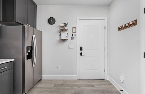 Meridian-Kessler Apartamento | CozySuites Modern Studio in Meridian Kessler