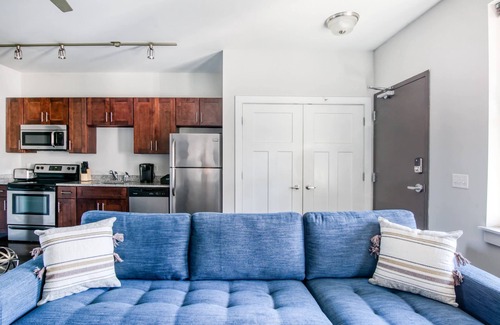 Nashville Apartamento | CozySuites Music Row Modern 1BR w/free parking! 02