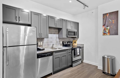 Music Row Apartamento | CozySuites Music Row Spacious 1BR free parking 56
