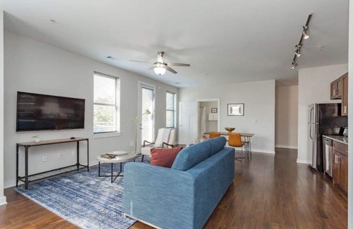 Music Row Apartamento | CozySuites Music Row Spacious 2BR free parking 25