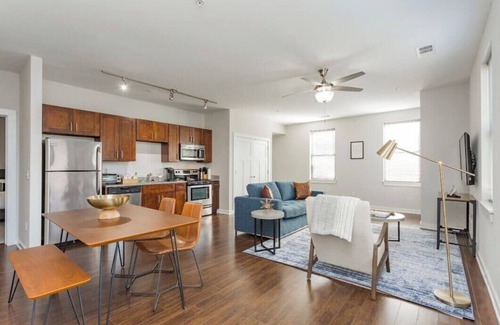 Music Row Apartamento | CozySuites Music Row Spacious 2BR free parking 25