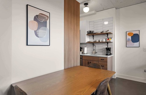 Warehouse District Apartamento | CozySuites NLG - Modern studio condo #28
