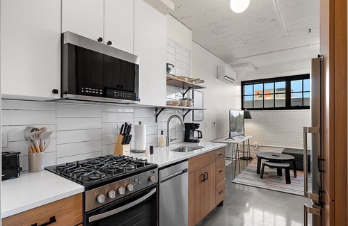 Warehouse District Apartamento | CozySuites NLG - Modern studio condo #28