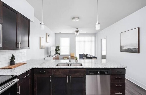 Indianapolis Apartamento | CozySuites Nora 2BR next to Whole Foods