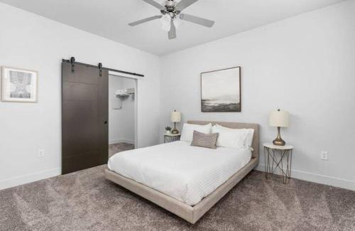 Indianapolis Apartamento | CozySuites Nora 3BR near Fashion Mall