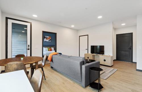 Lockerbie Square Apartamento | CozySuites on Mass with garage parking #2
