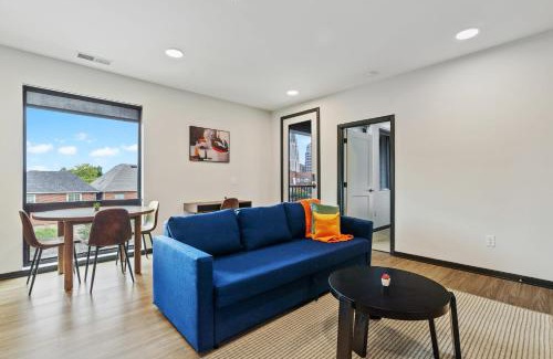 Lockerbie Square Apartamento | CozySuites on Mass with garage parking #4