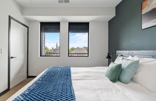 Lockerbie Square Apartamento | CozySuites on Mass with garage parking #4