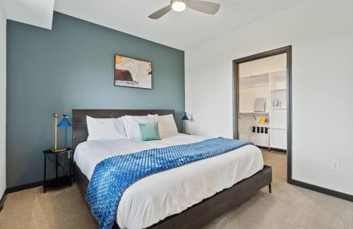 Lockerbie Square Apartamento | CozySuites on Mass with garage parking #4