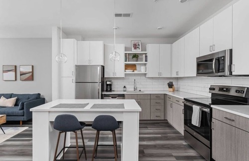 Cole-Noble District Apartamento | CozySuites Spacious 1BR Near Whole Foods